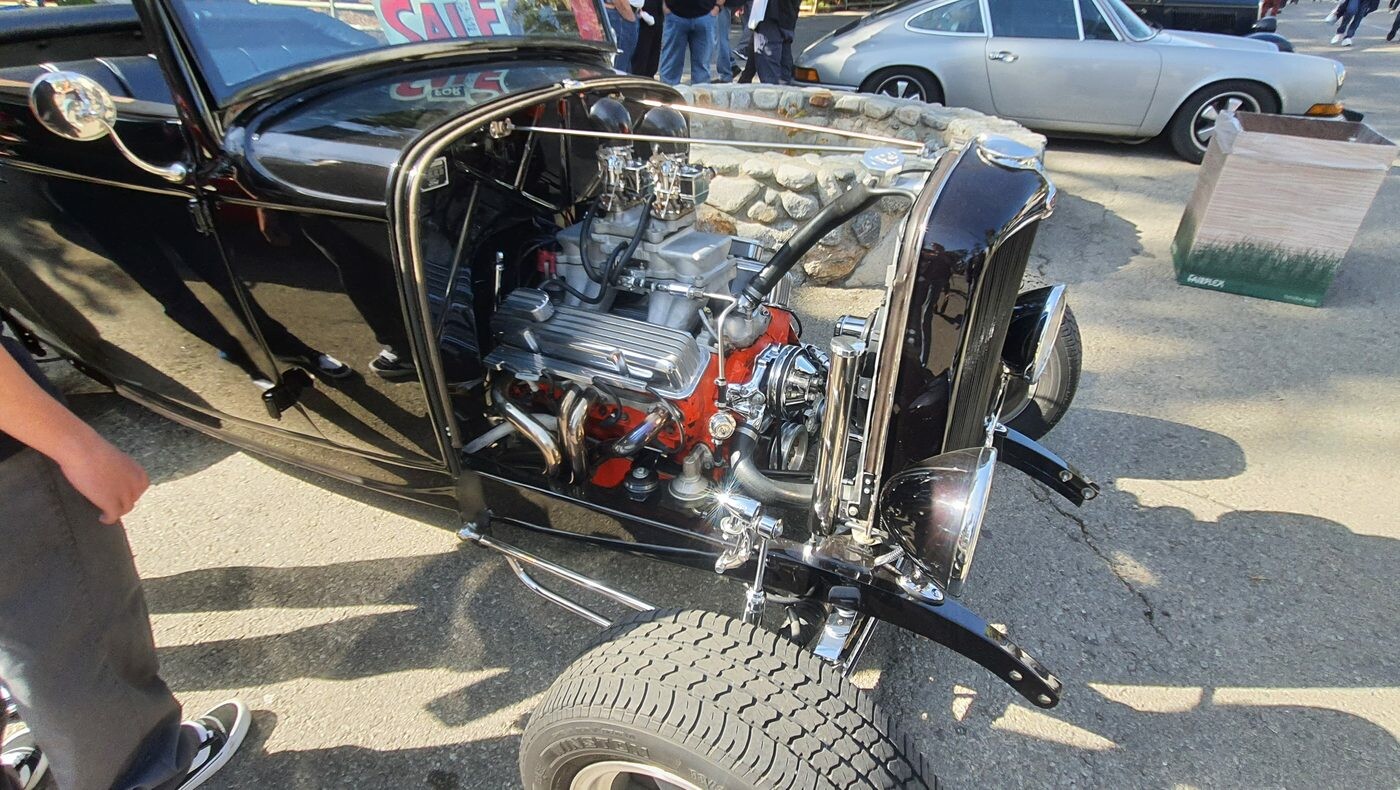 Czarny Ford 5-window coupe z 1932 roku z chromowanym silnikiem – Deuce w lśniącej czerni