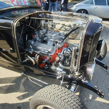 Czarny Ford 5-window coupe z 1932 roku z chromowanym silnikiem – Deuce w lśniącej czerni