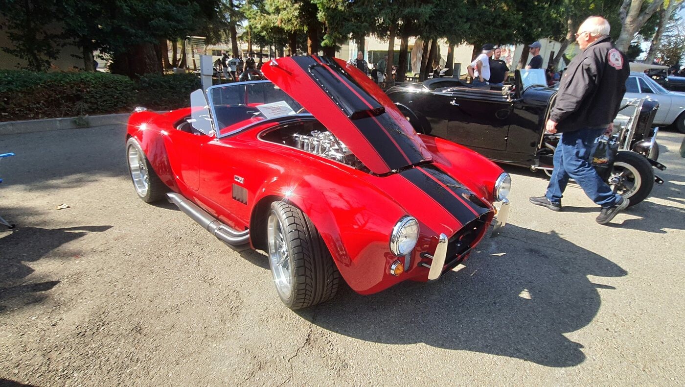 Czerwona Shelby Cobra 427 z czarnymi pasami – roadster z ośmioma gardzielami pod maską