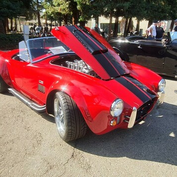 Czerwona Shelby Cobra 427 z czarnymi pasami – roadster z ośmioma gardzielami pod maską