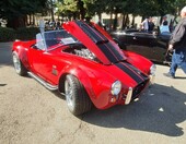 Czerwona Shelby Cobra 427 z czarnymi pasami – roadster z ośmioma gardzielami pod maską – zdjęcie 1