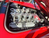 Czerwona Shelby Cobra 427 z czarnymi pasami – roadster z ośmioma gardzielami pod maską – zdjęcie 2