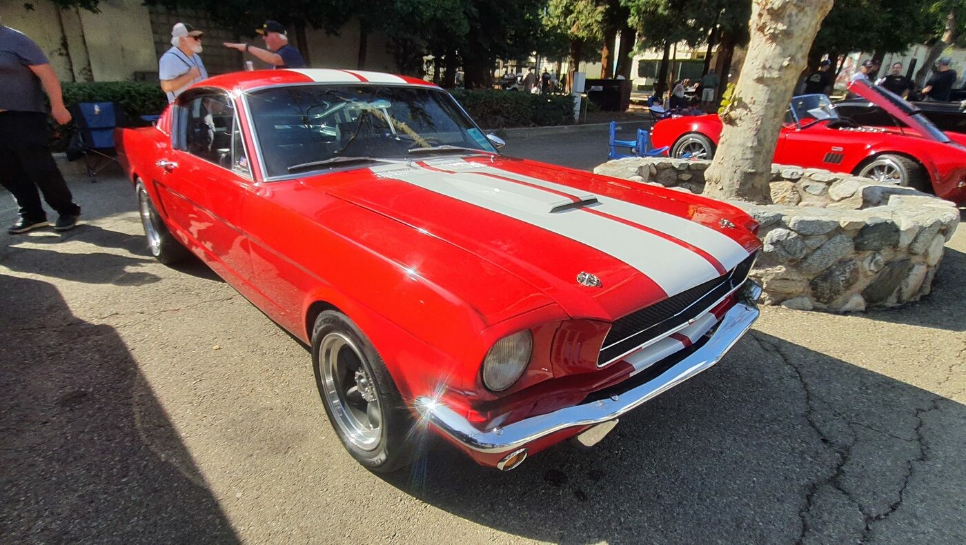 Czerwony Ford Mustang fastback z 1966 roku w białych pasach – w stylu Shelby GT350