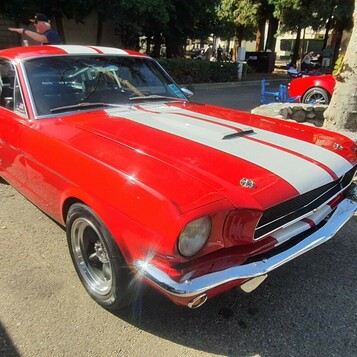 Czerwony Ford Mustang fastback z 1966 roku w białych pasach – w stylu Shelby GT350
