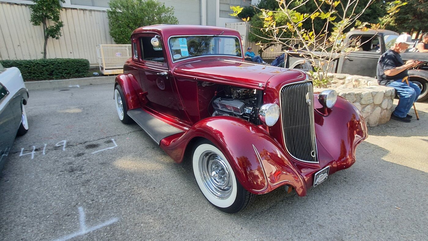 Bordowe coupe Dodge z 1934 roku – przedwojenny street rod na białych ściankach