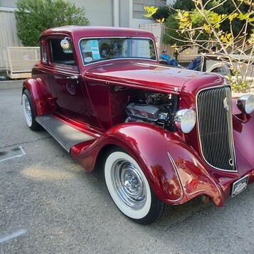 Bordowe coupe Dodge z 1934 roku – przedwojenny street rod na białych ściankach