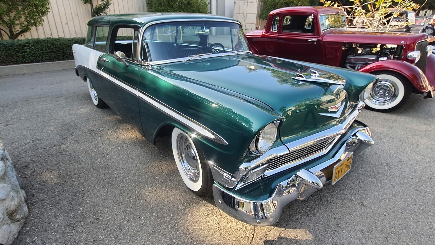 Zielono-biały Chevrolet Bel Air z 1956 roku – dwukolorowy klasyk z chromowaną atrapą