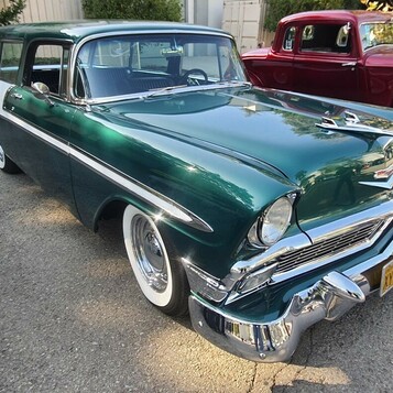 Zielono-biały Chevrolet Bel Air z 1956 roku – dwukolorowy klasyk z chromowaną atrapą