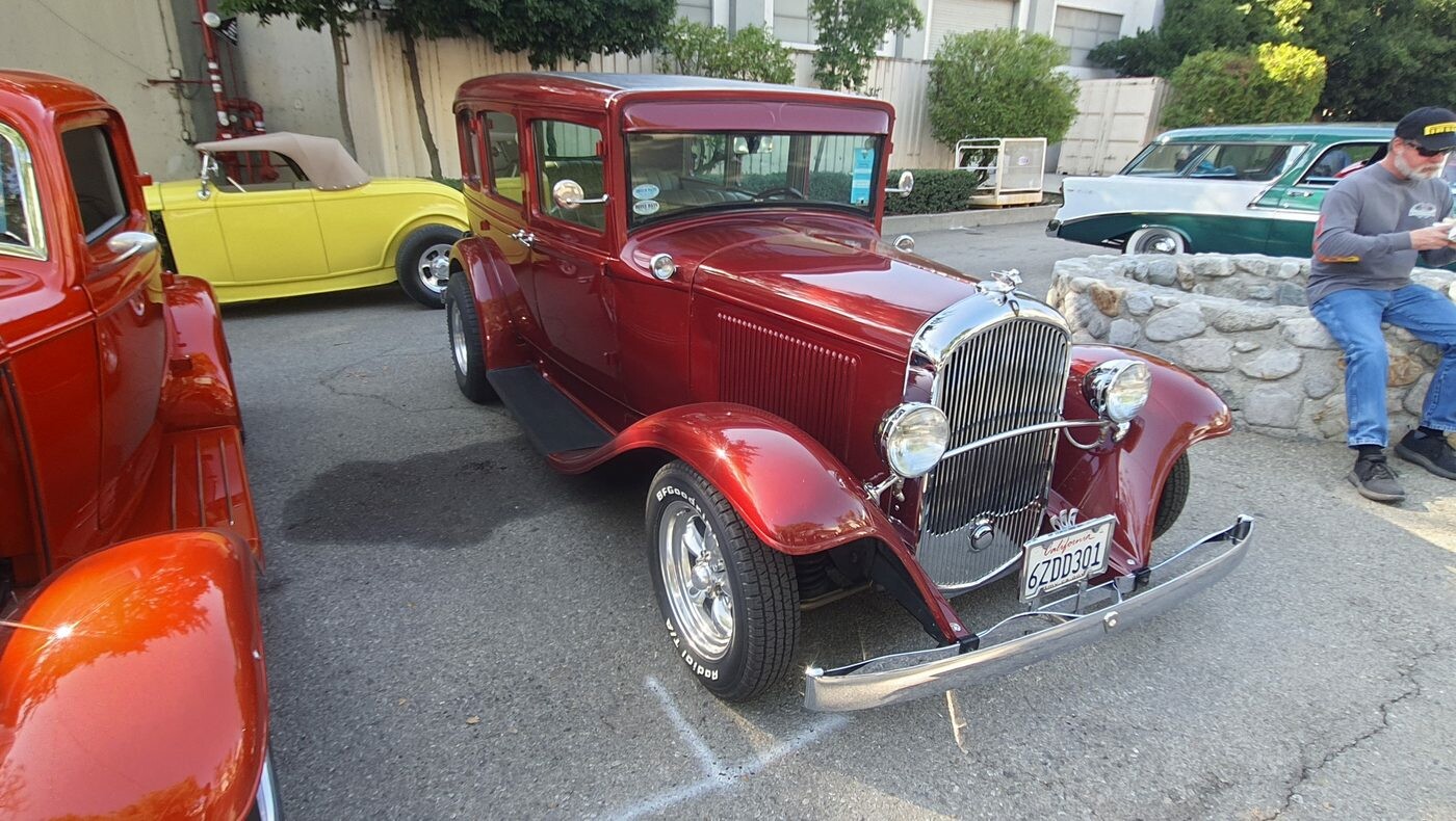 Candy red Ford Model A Tudor – street rod z czerwonym wnętrzem i chromowaną atrapą