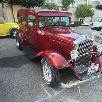 Candy red Ford Model A Tudor – street rod z czerwonym wnętrzem i chromowaną atrapą