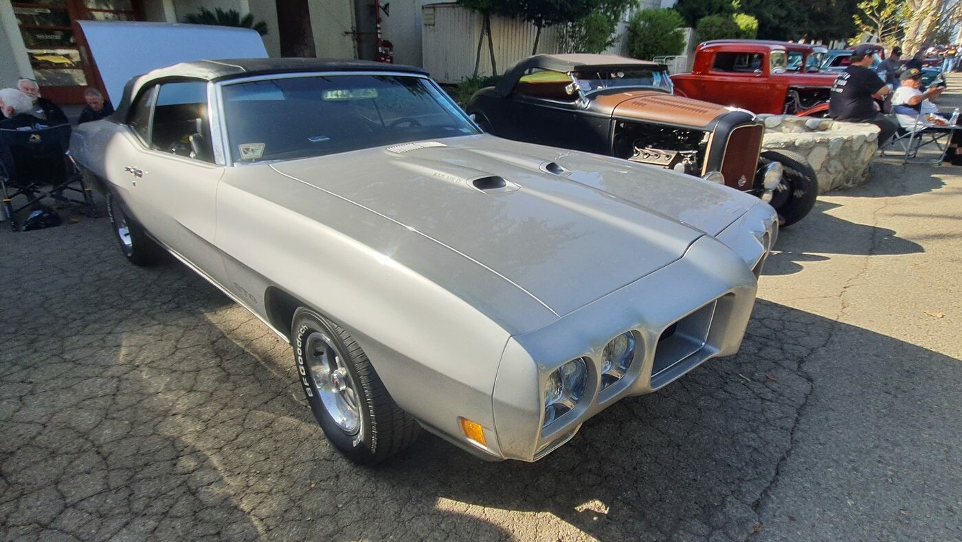 Srebrny Pontiac GTO kabriolet z 1970 roku – muscle car z czarnym dachem i nosem Endura
