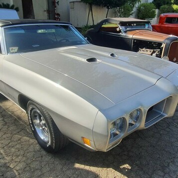 Srebrny Pontiac GTO kabriolet z 1970 roku – muscle car z czarnym dachem i nosem Endura