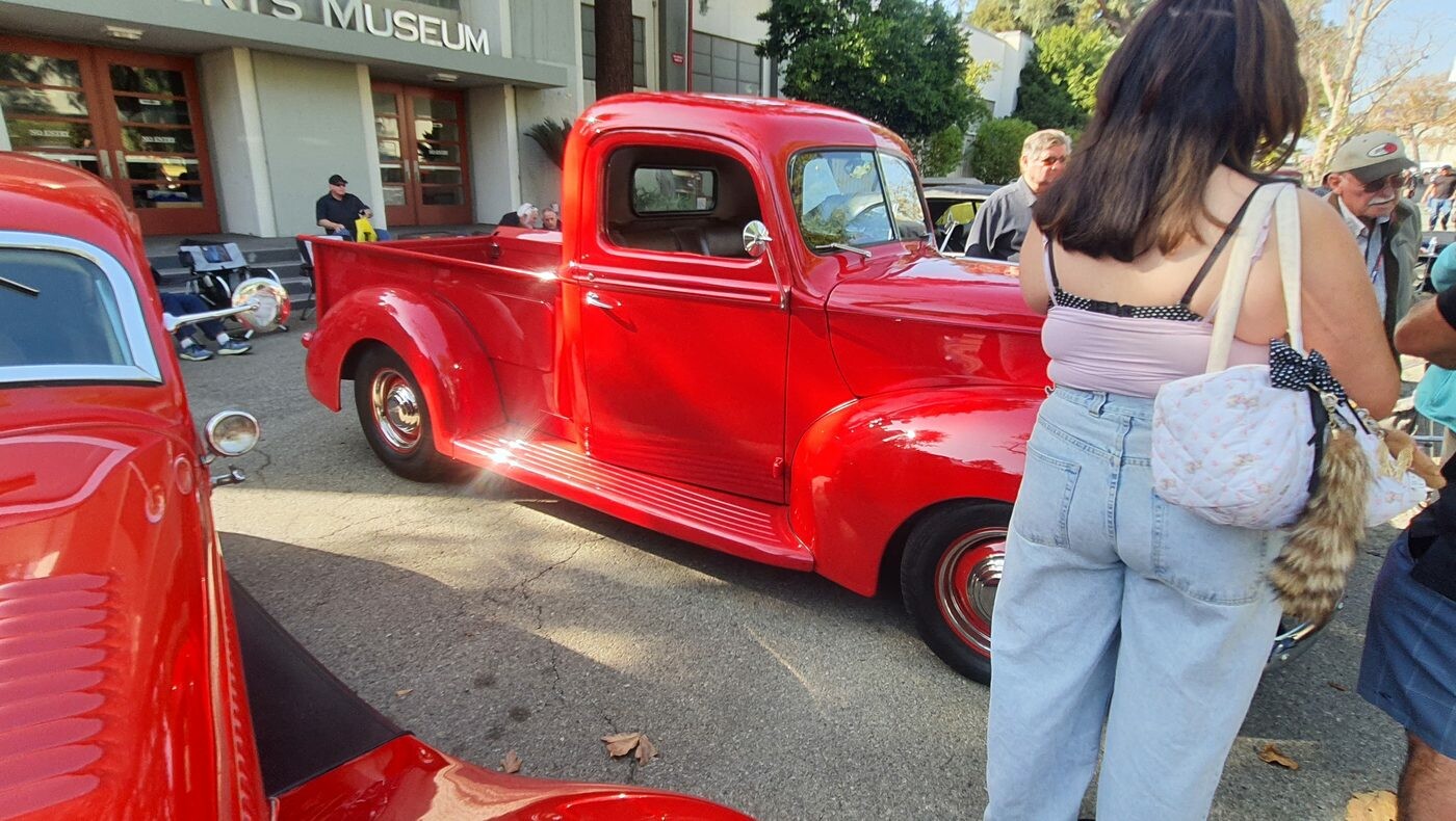 Czerwony Ford pickup z 1940 roku – przedwojenna ciężarówka w soczystej czerwieni