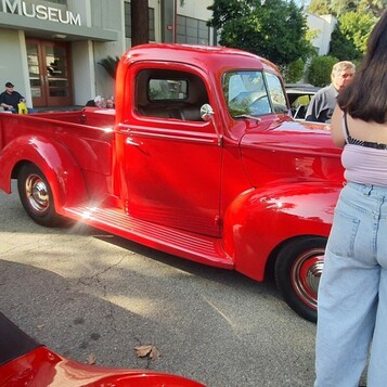 Czerwony Ford pickup z 1940 roku – przedwojenna ciężarówka w soczystej czerwieni