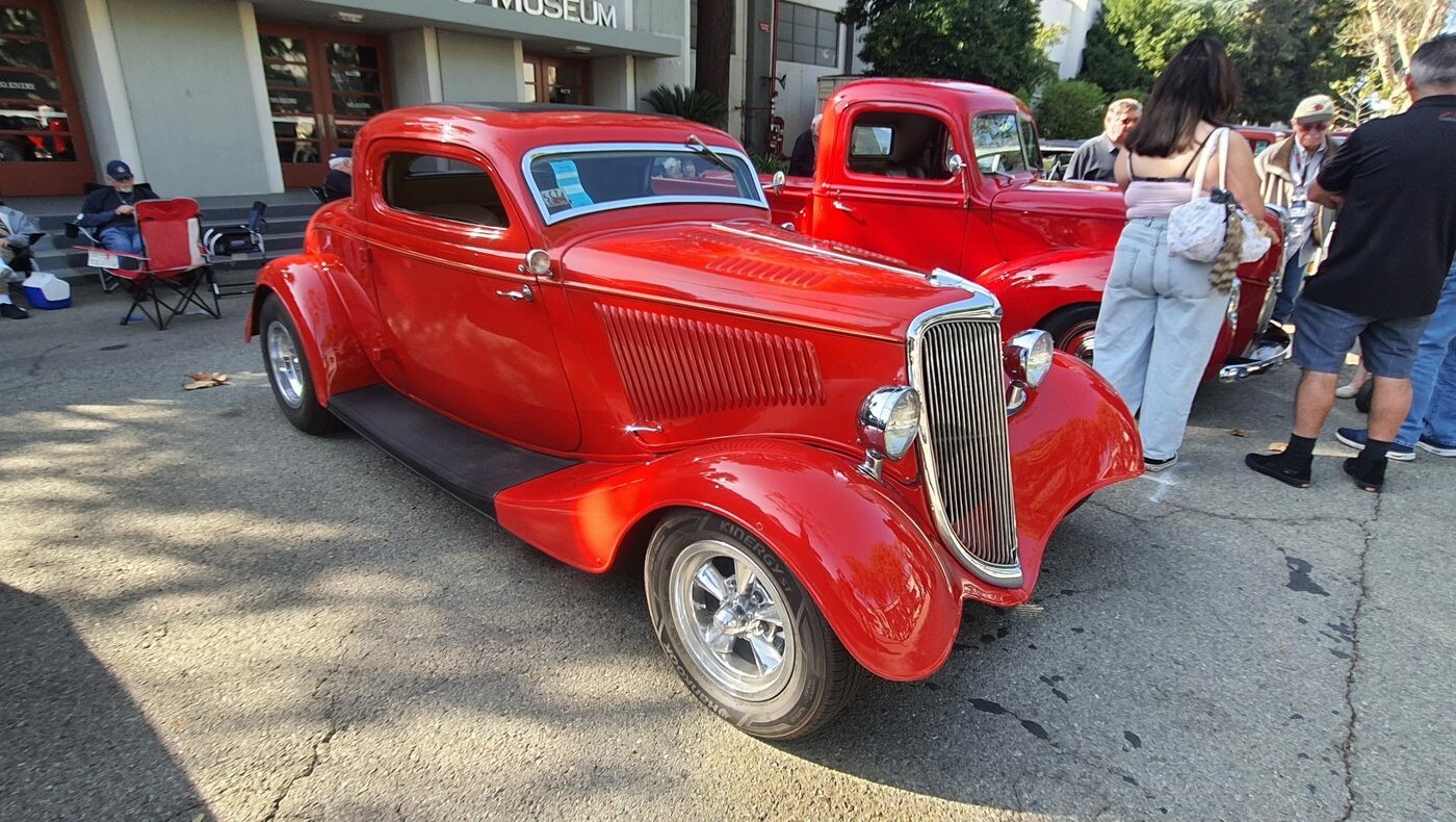 Czerwony Ford 3-window coupe z 1934 roku – przedwojenny street rod przed Muzeum NHRA