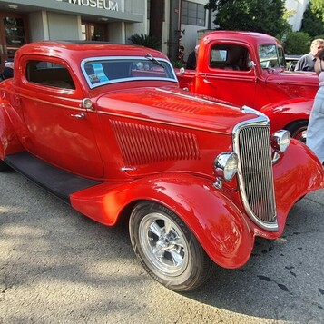 Czerwony Ford 3-window coupe z 1934 roku – przedwojenny street rod przed Muzeum NHRA