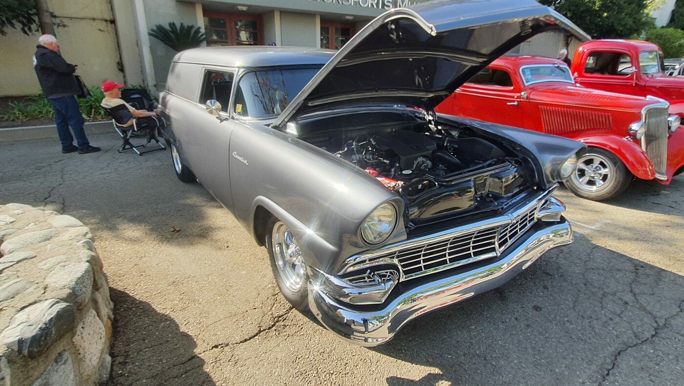 Szary Ford Courier z 1956 roku – sedan delivery z otwartą maską i chromowaną atrapą