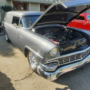 Szary Ford Courier z 1956 roku – sedan delivery z otwartą maską i chromowaną atrapą