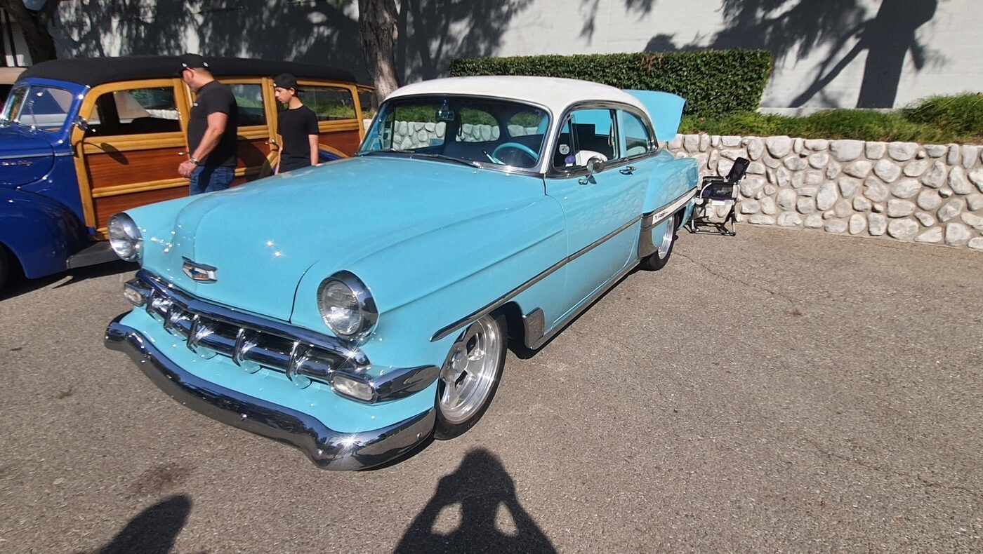 Błękitno-biały Chevrolet Bel Air z 1954 roku – dwukolorowy klasyk z chromowaną atrapą w zębach