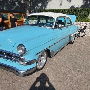 Błękitno-biały Chevrolet Bel Air z 1954 roku – dwukolorowy klasyk z chromowaną atrapą w zębach