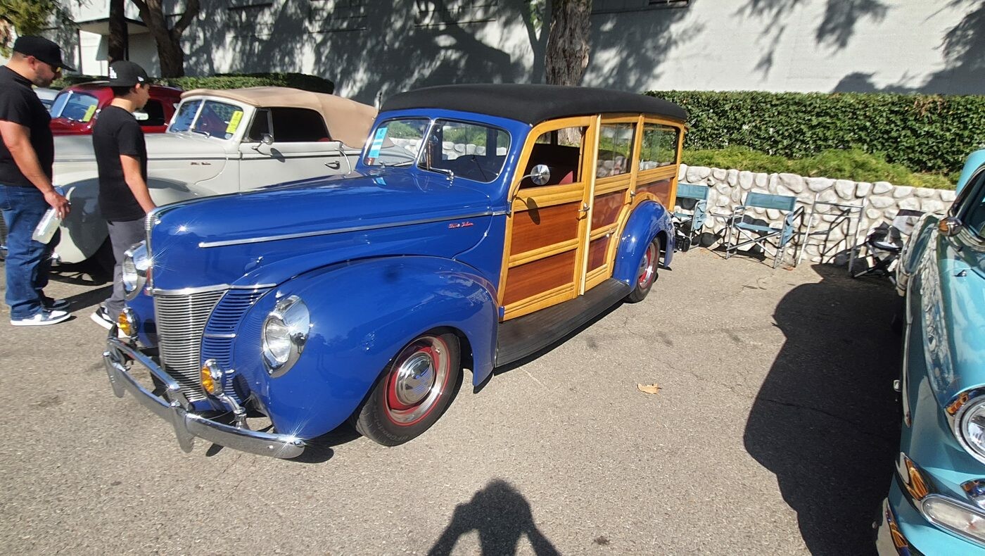 Niebieski Ford Woody z 1940 roku – kombi z drewnianym nadwoziem i czerwonymi felgami