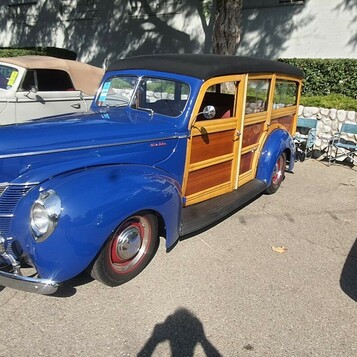 Niebieski Ford Woody z 1940 roku – kombi z drewnianym nadwoziem i czerwonymi felgami