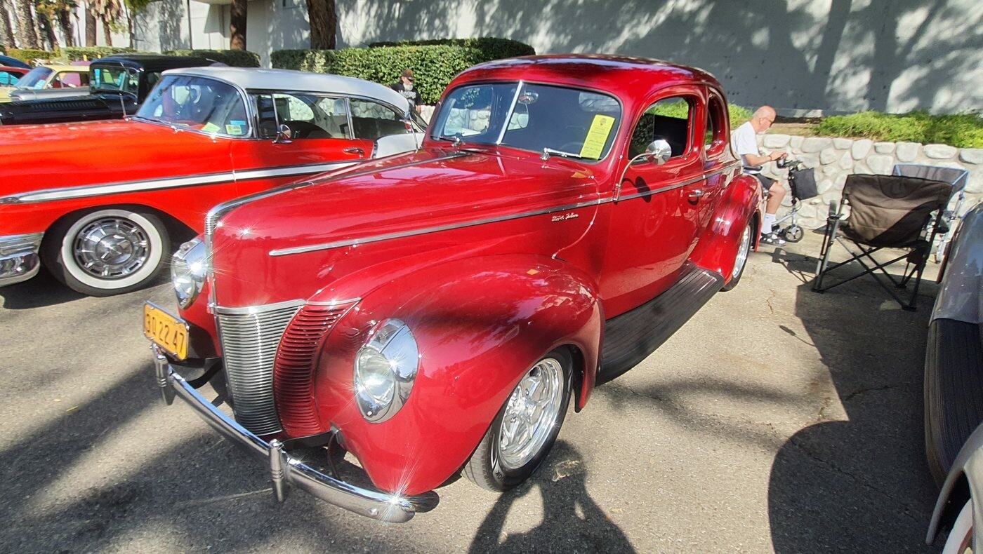 Czerwony Ford Deluxe z 1940 roku – przedwojenny klasyk na kalifornijskiej tablicy