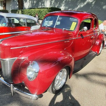 Czerwony Ford Deluxe z 1940 roku – przedwojenny klasyk na kalifornijskiej tablicy