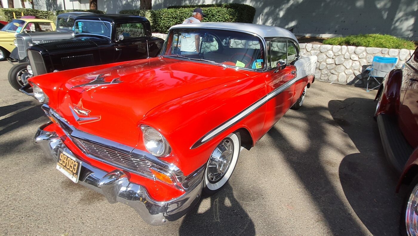 Czerwono-biały Chevrolet Bel Air z 1956 roku – Tri-Five w najbardziej klasycznym zestawieniu kolorów