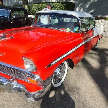 Czerwono-biały Chevrolet Bel Air z 1956 roku – Tri-Five w najbardziej klasycznym zestawieniu kolorów