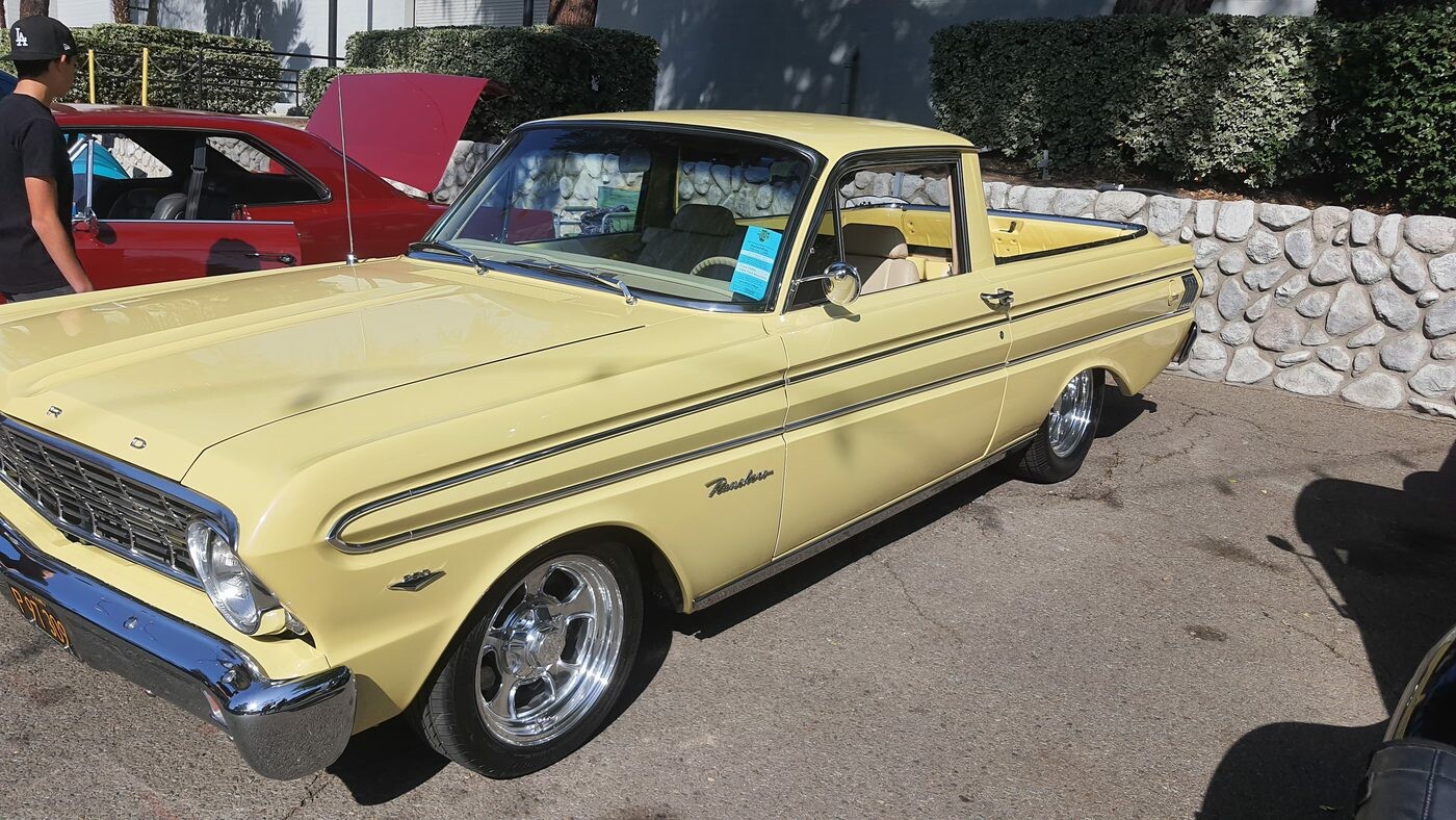Kremowy Ford Ranchero z 1964 roku – pickup na bazie Falcona na srebrnych felgach