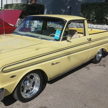 Kremowy Ford Ranchero z 1964 roku – pickup na bazie Falcona na srebrnych felgach