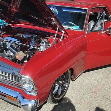 Czerwony Chevrolet Nova z 1966 roku z otwartą maską – kompaktowy muscle car z chromowanym silnikiem