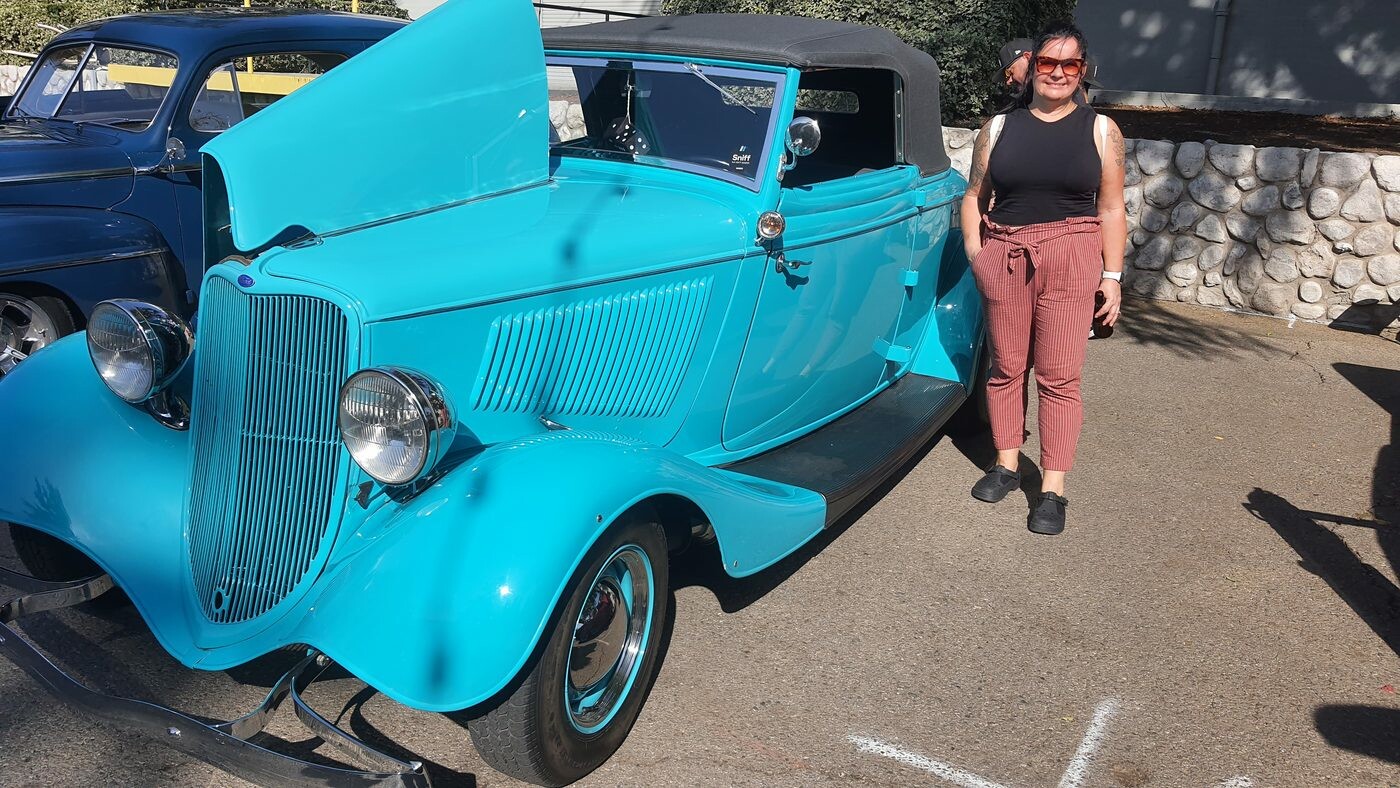 Turkusowy Ford roadster z 1934 roku z czarnym dachem – przedwojenny kabriolet w kolorze laguny