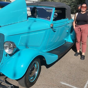Turkusowy Ford roadster z 1934 roku z czarnym dachem – przedwojenny kabriolet w kolorze laguny