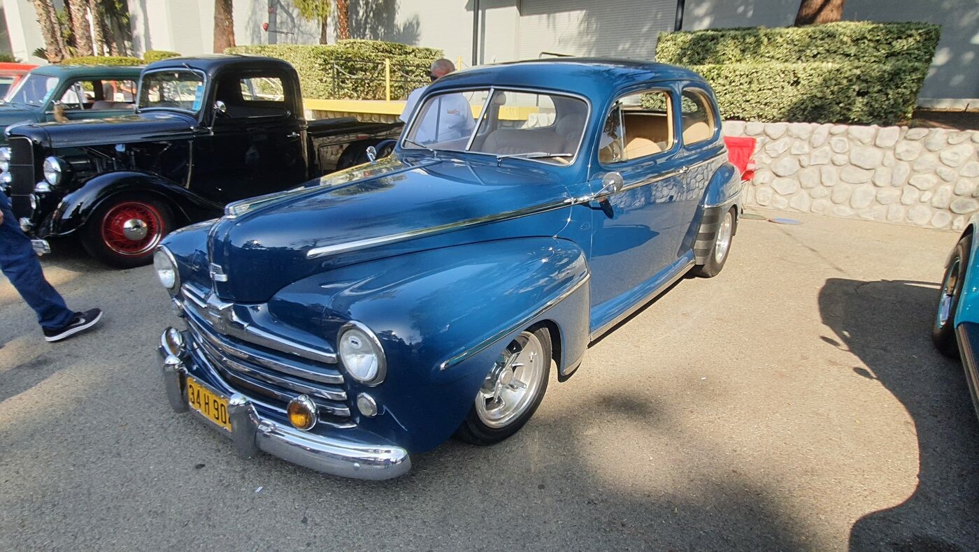 Granatowy Ford Super Deluxe z 1947 roku – powojenny coupe na chromowanych felgach