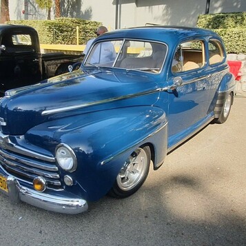 Granatowy Ford Super Deluxe z 1947 roku – powojenny coupe na chromowanych felgach