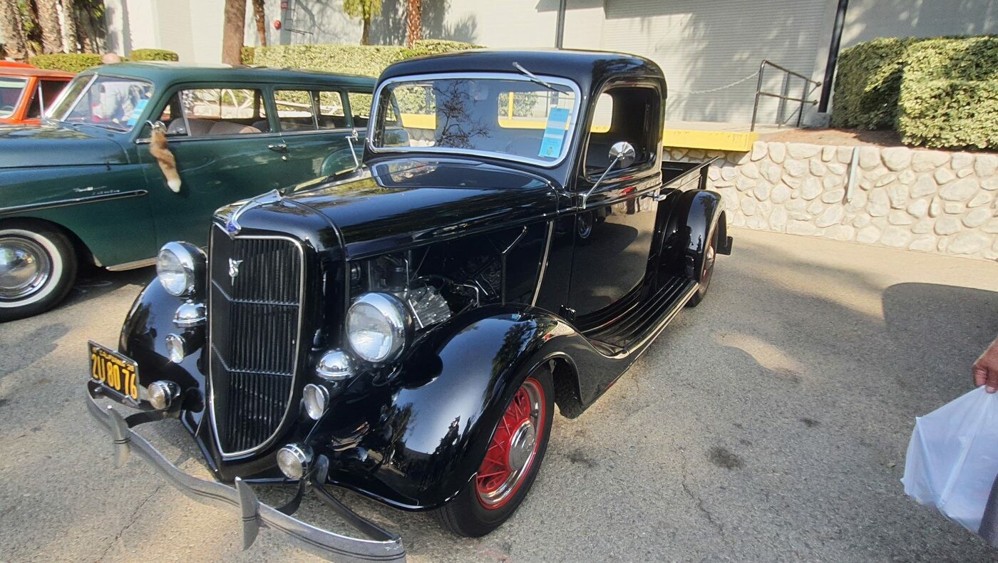 Czarny Ford pickup z 1935 roku na czerwonych felgach – przedwojenna ciężarówka w klasycznym zestawieniu