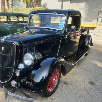 Czarny Ford pickup z 1935 roku na czerwonych felgach – przedwojenna ciężarówka w klasycznym zestawieniu