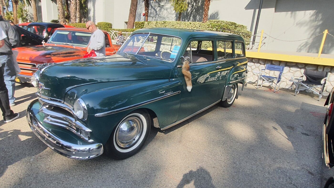 Zielony Plymouth Suburban z 1950 roku – dwudrzwiowe kombi w butelkowej zieleni