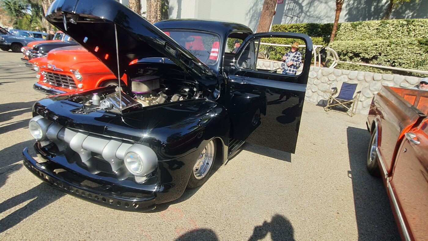 Czarny Ford shoebox kustom z rurową atrapą – lead sled z otwartą maską