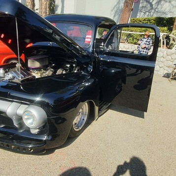 Czarny Ford shoebox kustom z rurową atrapą – lead sled z otwartą maską