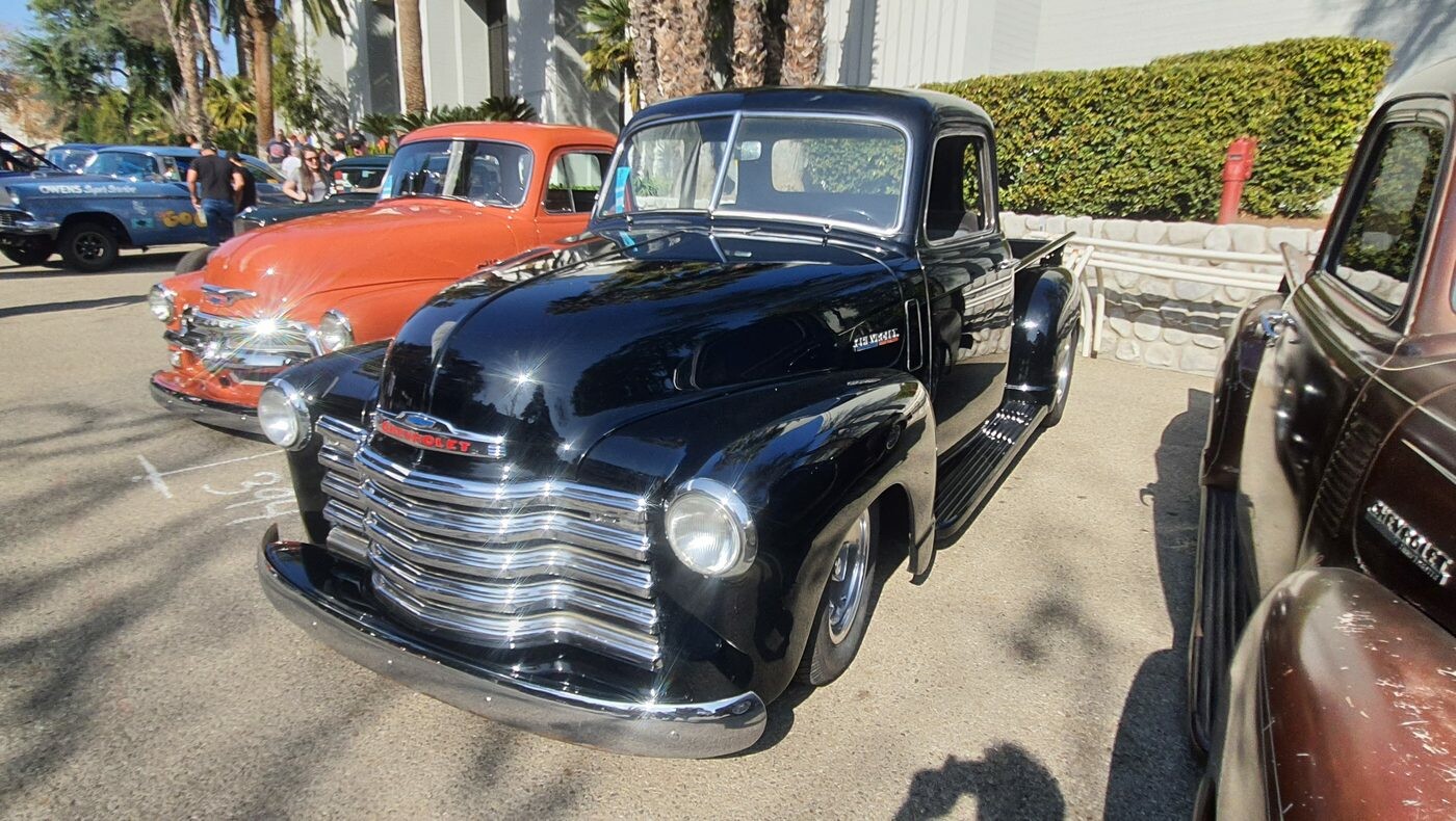Czarny Chevrolet Advance Design – lśniący pickup z lat 50. z chromowaną atrapą z pięcioma belkami