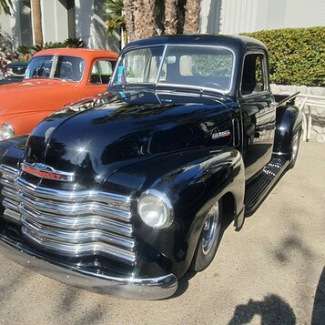 Czarny Chevrolet Advance Design – lśniący pickup z lat 50. z chromowaną atrapą z pięcioma belkami