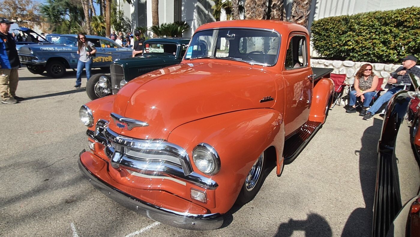 Rdzawopomarańczowy Chevrolet 3100 z 1954 roku – pickup z poziomą atrapą w kolorze cegły