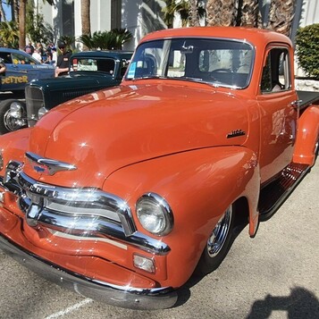 Rdzawopomarańczowy Chevrolet 3100 z 1954 roku – pickup z poziomą atrapą w kolorze cegły