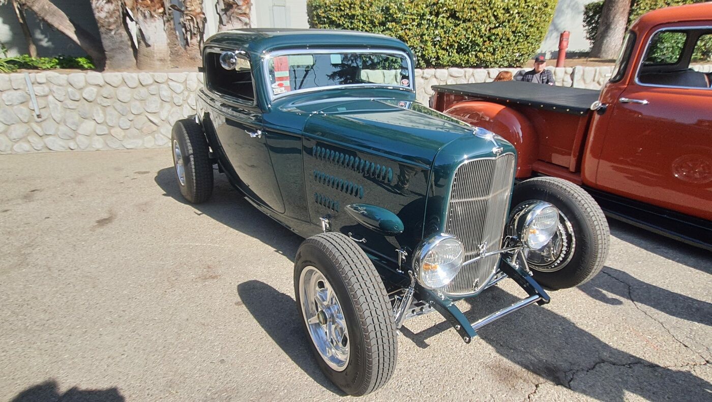 Ciemnozielony Ford 5-window coupe z 1932 roku – Deuce highboy w butelkowej zieleni