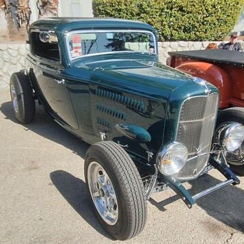 Ciemnozielony Ford 5-window coupe z 1932 roku – Deuce highboy w butelkowej zieleni