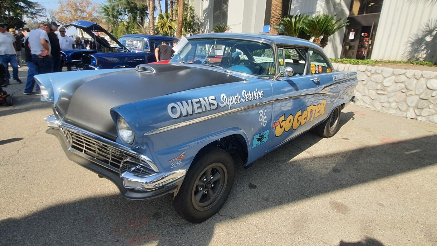 Ford z 1957 roku jako gasser „Go Getter” – błękitno-szary wyścigowy sedan z napisami warsztatu