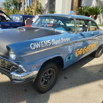 Ford z 1957 roku jako gasser „Go Getter” – błękitno-szary wyścigowy sedan z napisami warsztatu